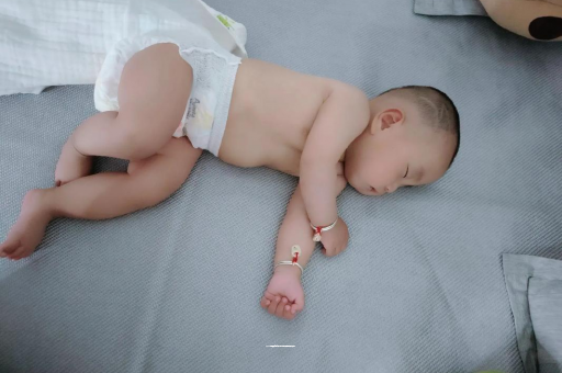 成都宝宝睡觉爱翻身