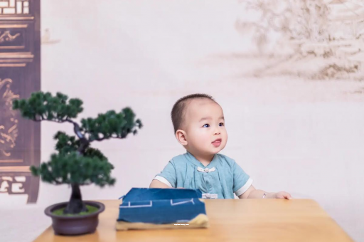 成都怀孕肚子中间凹两边凸